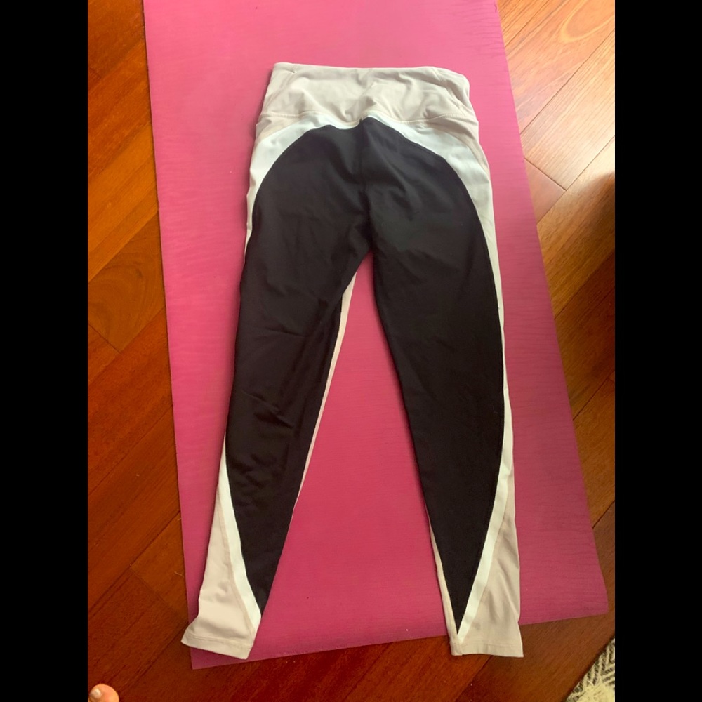 RARE Victoria’s Secret knock out legging